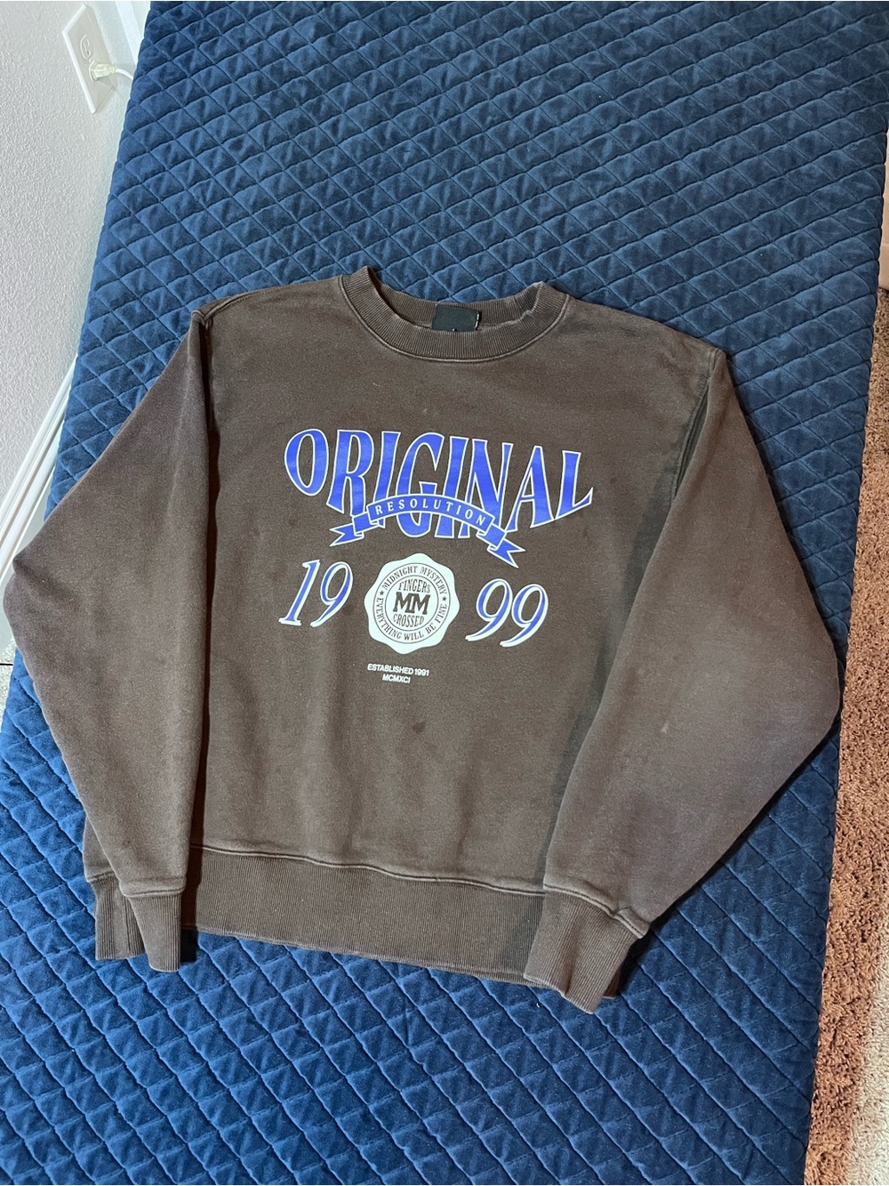 H&M Brown Crewneck Sweatshirt with Blue 'Original 1999' Graphic - Men’s Casual